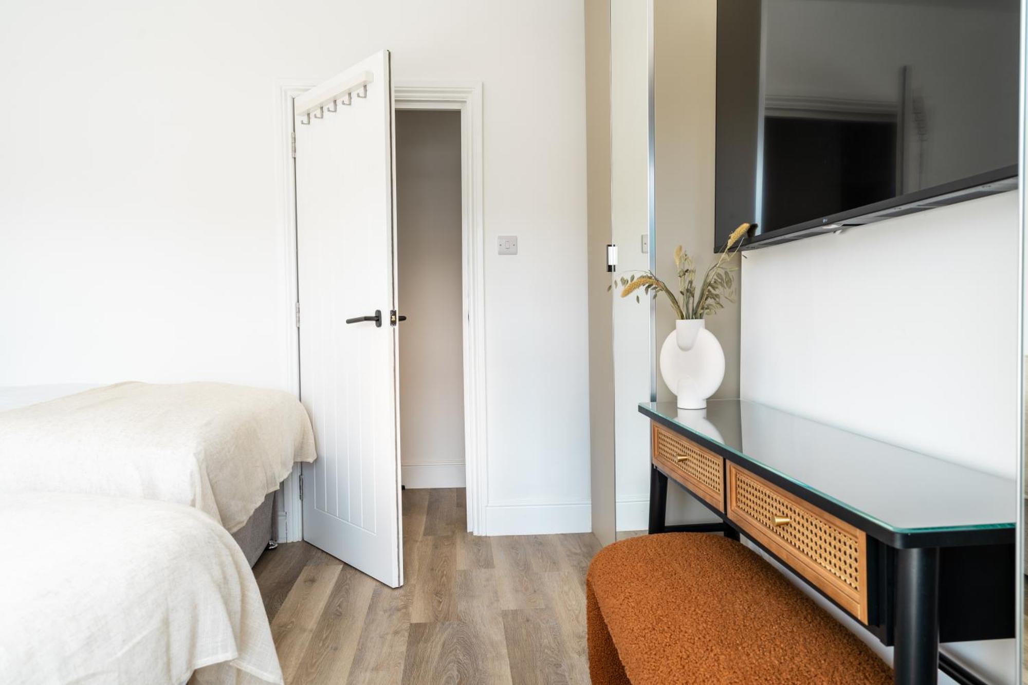 Newly Designed, 2Br Apt, 5Min From Northwood London Tube Station, Nato Hq, Ideal For Wembley, Warner Studio, Contractors Exterior photo